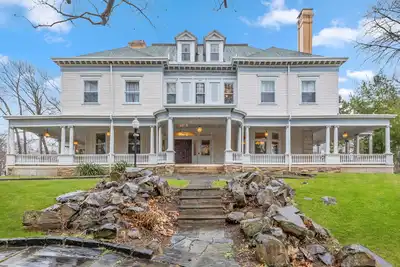 Image de 1897 Mansion 30 min to Nyc Sleeps up to 26 with 12 bedrooms and 7 and 1\/2 baths