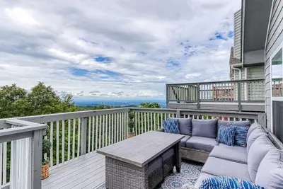 Image de Majestic 2 Br w/ Views! Outdoor Dining +Sauna +Wifi