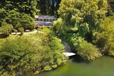 Image de ~Historic Riverfront 5 Bed 5 1\/2 Bath home + Hot Tub, Private Dock & Watercraft~