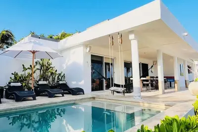 Image de Front line house with private pool