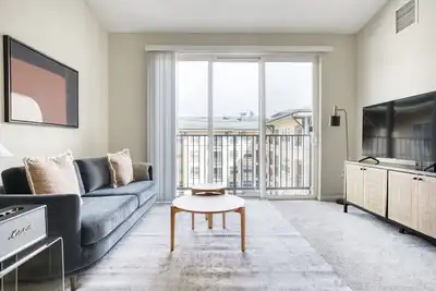 Image de Classic San Bruno 2br w/ Pool, W/D, Gym, walk to YouTube, by Blueground