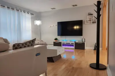 Image de Stunning 3bedroom modern home closed to everything