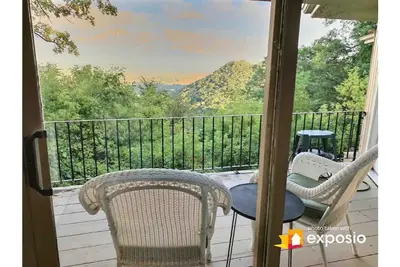 Image de Bluff top home with expansive views