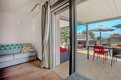 Image de Appartement \"Villa Donne del Lago Vittoria\" avec vue sur lac et piscine partagée
