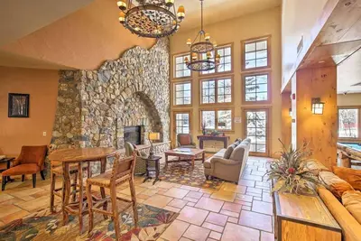 Image de Expedition Station Studio Vacation Retreat, Hot tubs, pool, and more!