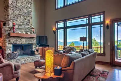 Image de Skyfall | Hot Tub, Theater & Views🎥⛰️ Near Hatley Pointe + Inc. Biltmore Pass