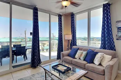 Image de Cozy Studio on Okaloosa Island | Lazy River, Lagoon Pool, and More!