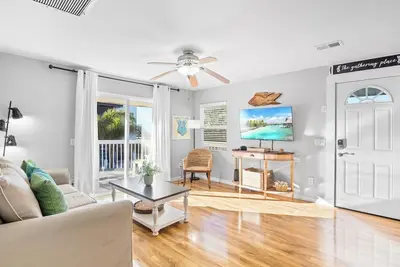 Image de Private Deck with Beach Views, 1 min to the Beach - Sun Deck