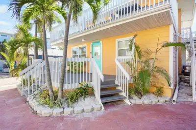 Image de 1 min to the beach! Tropical Patio - Sun Kiss