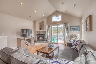 Image de Watch a Steam Engine and Walk to the Beach from this Fantastic Rockaway Townhome