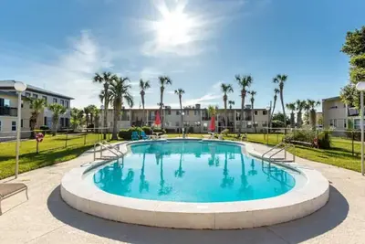 Image de 1st floor Intercoastal water view condo close to beaches