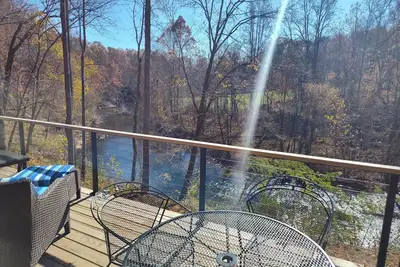 Image de New Cabin Right on The Rockfish River! Peacefull River Sounds, Stunning views!