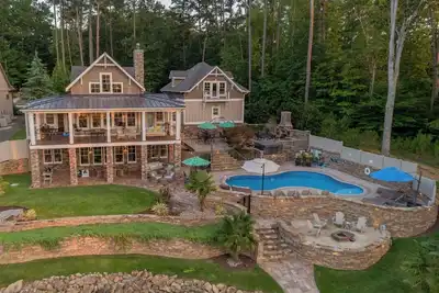Image de The Oasis at Lake Gaston - Heated Pool, Hot Tub, Pontoon Boat Rental Included!