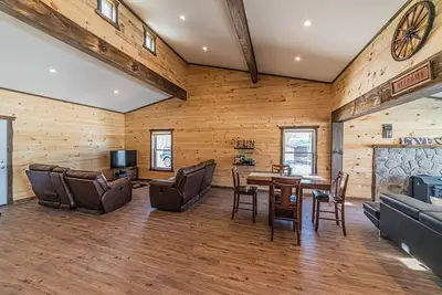 Image de Lakefront fully renovated log cabin perfect location