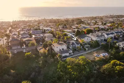 Image de Walk to the Beach/Rooftop Deck with Views/7 beds- 2 Kings/ A/C