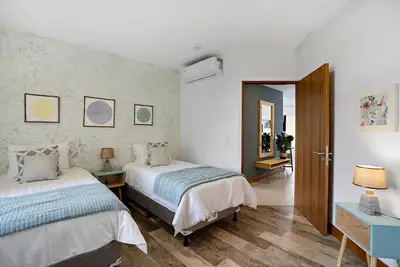 Image de Coastal Luxury Condo, 100 mgps Internet and Gym