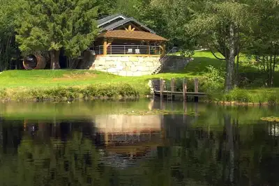 Image de Magnifique chalet dans un ilot de verdure. 2 étangs, sauna et jacuzzi privatif