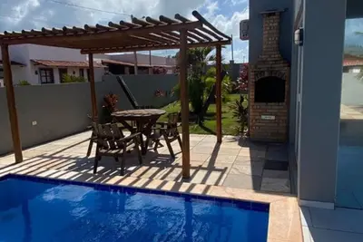 Image de Casa com Piscina e Jardim, a 400m da Praia de águas quente. Aceita seu animal.