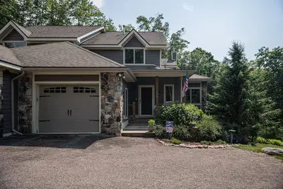 Image de Mystic Memories | Centrally Located, Hot Tub!
