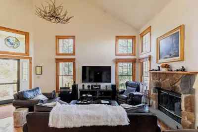 Image de Earthstone Valley | Ski • Pool • Pickleball