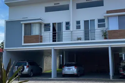 Image de Modern, spacious y and private garden,