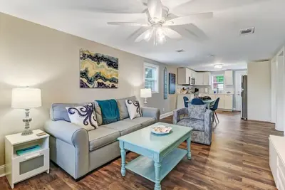 Image de Tropical Beach Bungalow Down | Backyard | Grill | Across Street from Beach