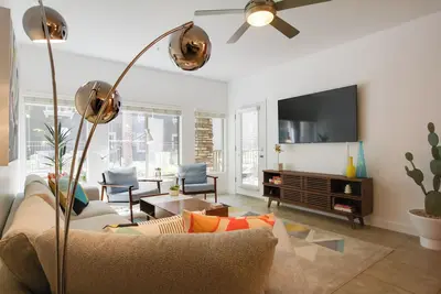 Mid-Century Modern Phoenix Condo, Walk to High St!