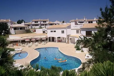 Image de Appartement de vacances avec climatisation, balcon et piscine