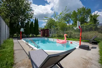 Image de Multi-Family Private Resort (Pool, Gardens, Swings, 3-Full Homes ) *Sleeps 30*