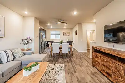 Image de New Luxury condo on lightrail line to downtown