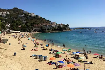 Image de \"Casa con Vistas al Mar y Piscina 29\" avec vue sur la mer, piscine et terrasse partagées.