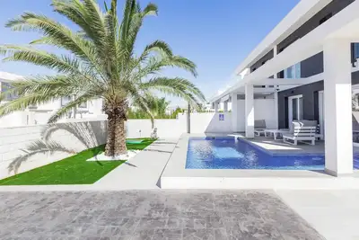 Image de Maison de vacances \"Casa Bos Dolphin Pool Jacuzzi 6p\" avec Wi-Fi, A/C, balcon, terrasse & jardin