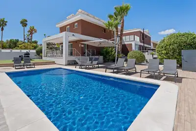 Image de Villa \"Casa Bos Orange\" avec piscine extérieure et bain à remous