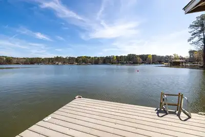 Image de Dock Daze | Luxury Rental | Great Views & Lot | 3-night min