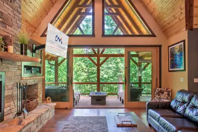Image de Riverfront Luxury Lodge w/ Hot Tub + Biltmore Pass | Pet-Friendly Paradise