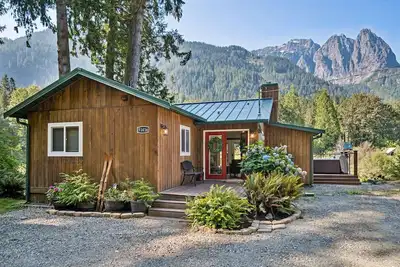 Image de Mt. Index Riverside with hot tub, wifi, grill, fireplace and more!