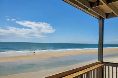 Image de By The Sea: Gorgeous ocean views with balcony!