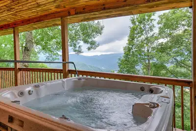 Image de Cool summer evenings. Hot tub views, great hikes, food, shopping and festivals.