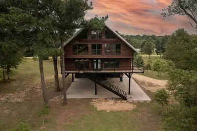 Image de Luxury Three Story Cabin on the River