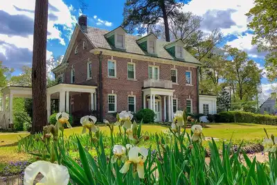 Image de Entire Historic Home with 3620Sqft Perfect for Families