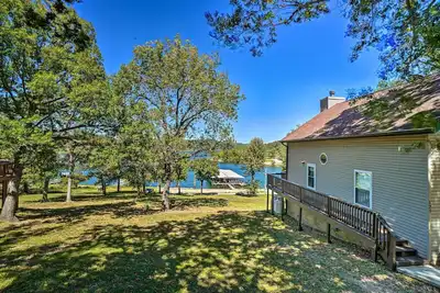Image de Lakeside Reeds Spring Home w\/ Pool Access & Deck!