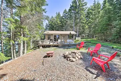 Image de Cozy Cottage on Cat Cove w/ Wraparound Deck!