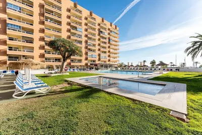 Image de \"Pyr studio Apartment Partial Seaview\" près de la plage avec piscine partagée, Wi-Fi, A/C et balcon