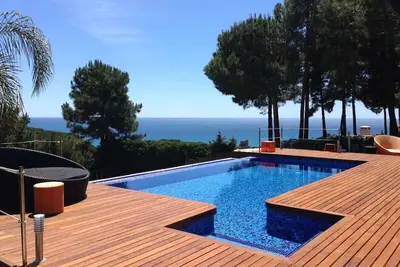 Image de Villa moderne avec vue sur l'océan, piscine à débordement, jardin et Wi-Fi.