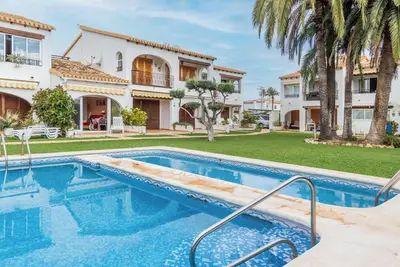 Image de \"Well-equipped 1 Bed Bungalow\" avec vue sur les montagnes, piscine, Wi-Fi et terrasse.