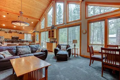 Image de 5br+Bunk, 5. 5ba, 4 King, Near Sharc Pool, Hot tub, WiFi, A/C, Bikes, Ev Chrg