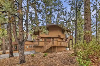 Image de Jeffrey Cabin by Destination Big Bear : Walk to Snow Summit Resort & National Forest! Gas Grill!