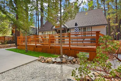 Image de Chateau Blanc by Destination Big Bear : Beautiful Mountain Retreat Centrally Located Near Snow Summit!