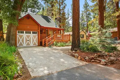 Image de Stepping Back in Time by Destination Big Bear : Nestled in Moonridge Close to Both Resorts, Hiking & Biking Trails!