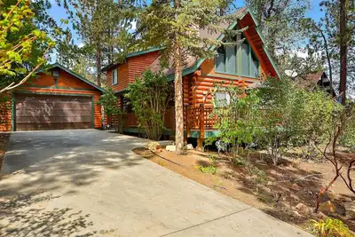 Image de Red Cloud Cottage by Destination Big Bear : Luxury Stunning Log Home Walking Distance to Snow Summit! Hot Tub!